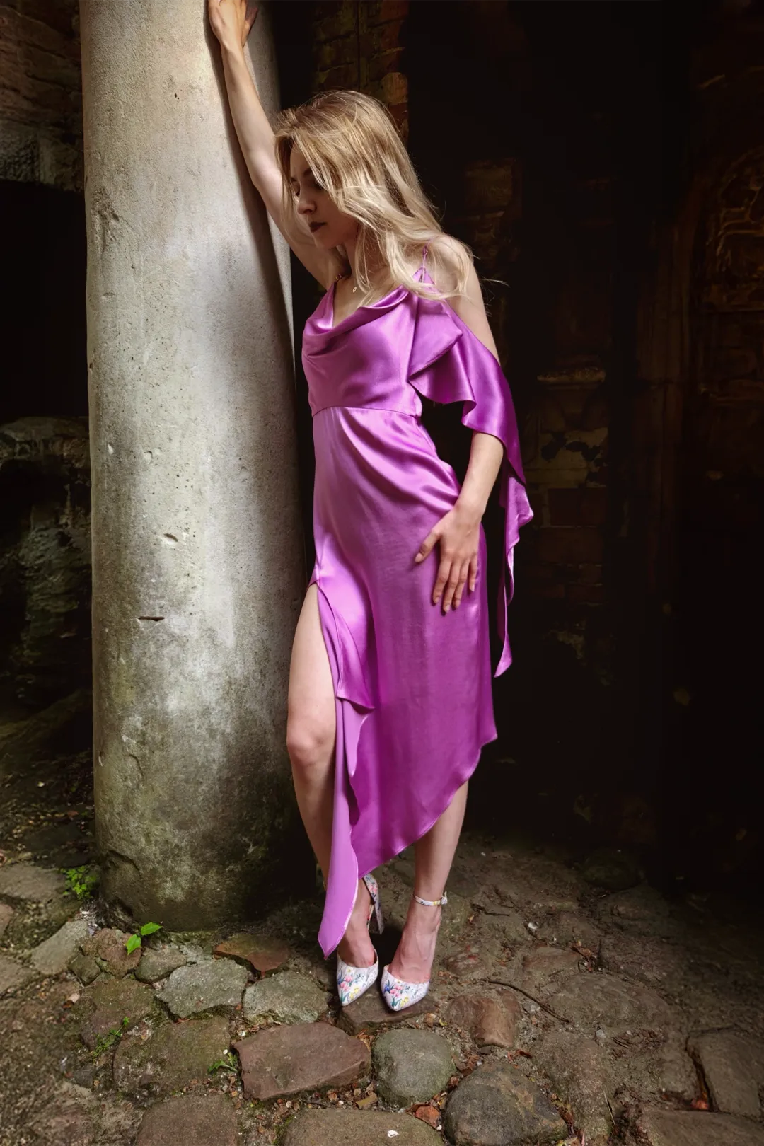 VIVIENNE - asymetryczna fioletowa sukienka midi z falbankami